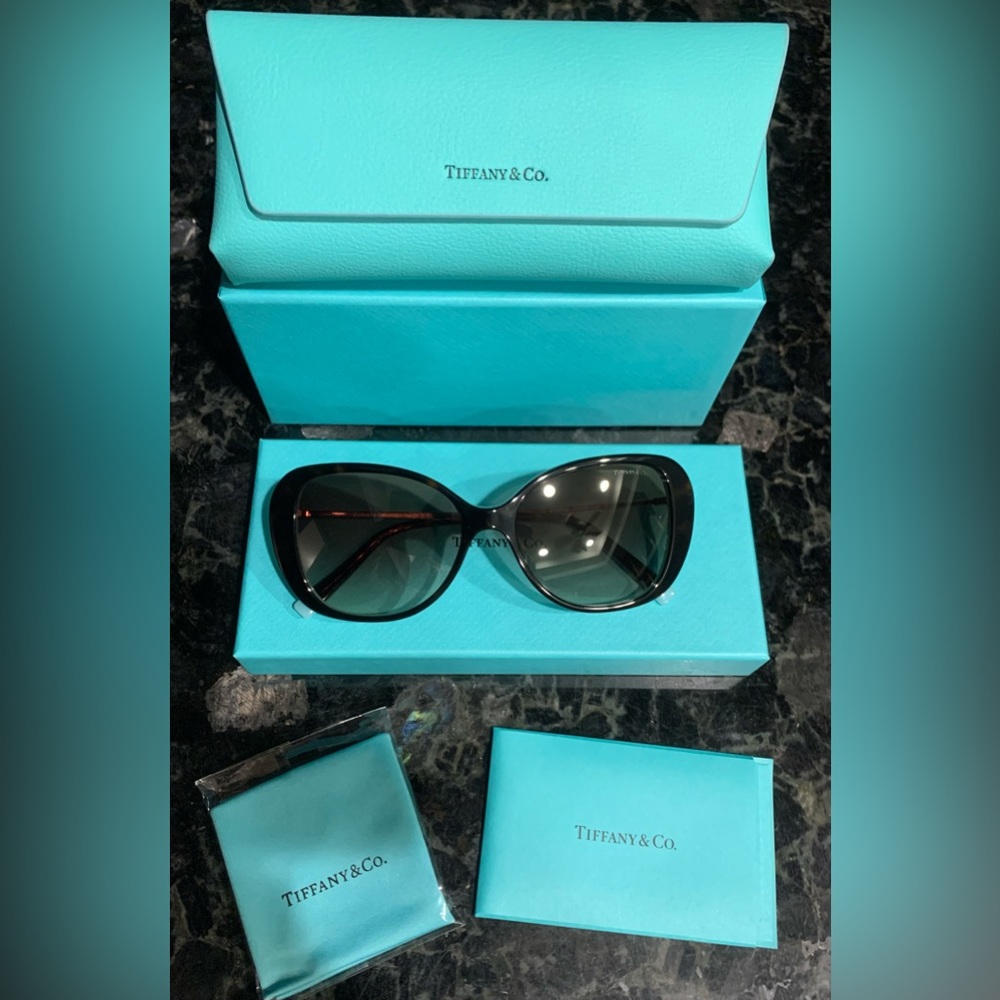 New! 💯Authentic TIFFANY&CO Sunglasses. Never worn. Perfect condition.♥️
